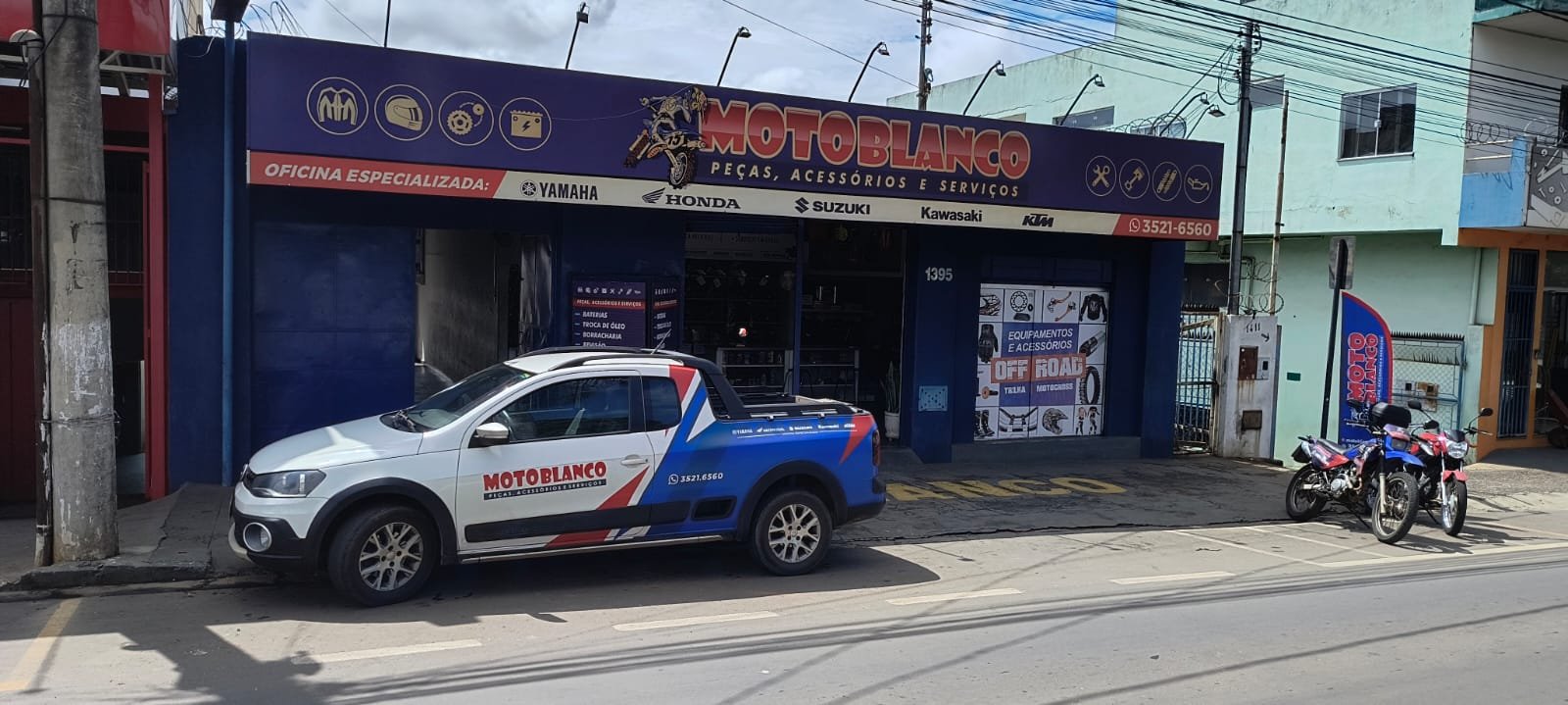Fachada da MotoBlanco em Passos, com a picape da loja estacionada na frente e motos na calçada