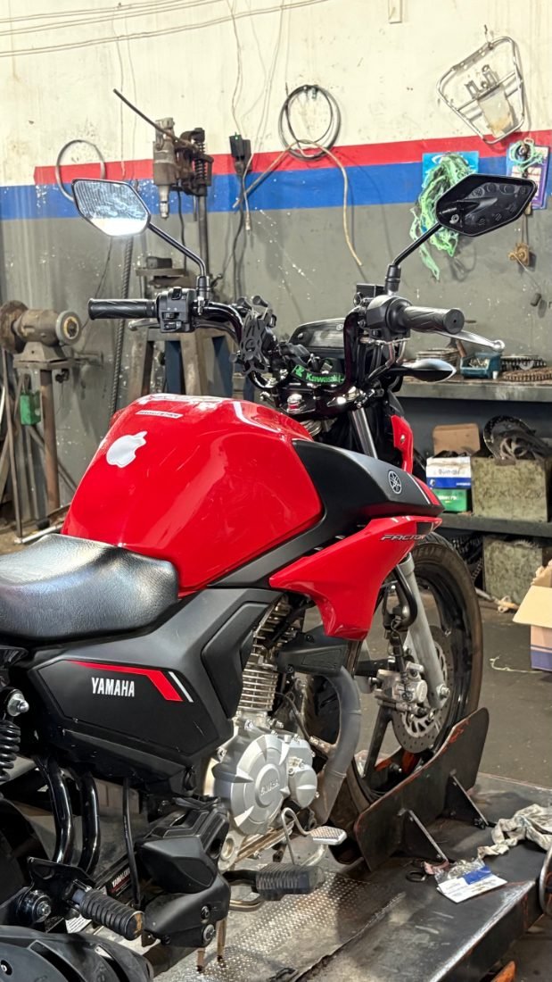Yamaha Factor vermelha no elevador da oficina MotoBlanco